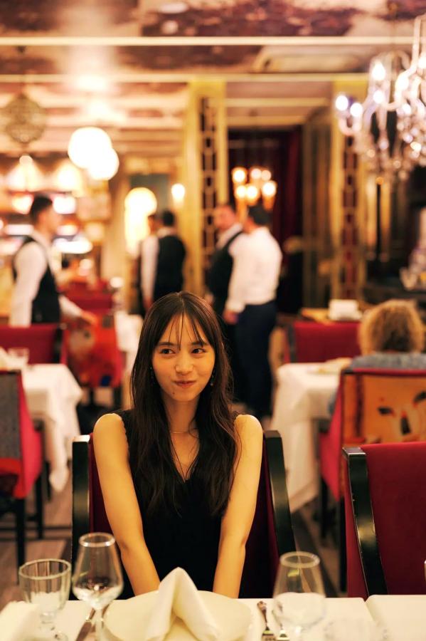 井桁弘恵  井桁弘恵《つかのま》写真：性感私房卧房与清新户外高挑美腿大片第9张图片