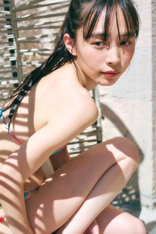 井桁弘恵  井桁弘恵《つかのま》写真：性感私房卧房与清新户外高挑美腿大片第11张图片