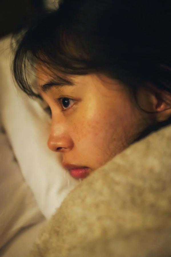 井桁弘恵  井桁弘恵《つかのま》写真：性感私房卧房与清新户外高挑美腿大片第13张图片