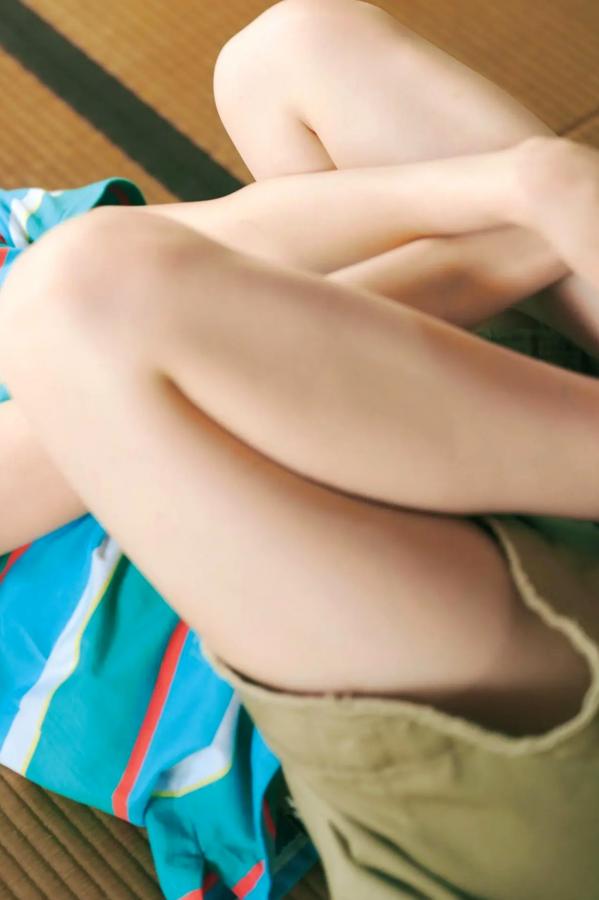 井桁弘恵  井桁弘恵《つかのま》写真：性感私房卧房与清新户外高挑美腿大片第14张图片