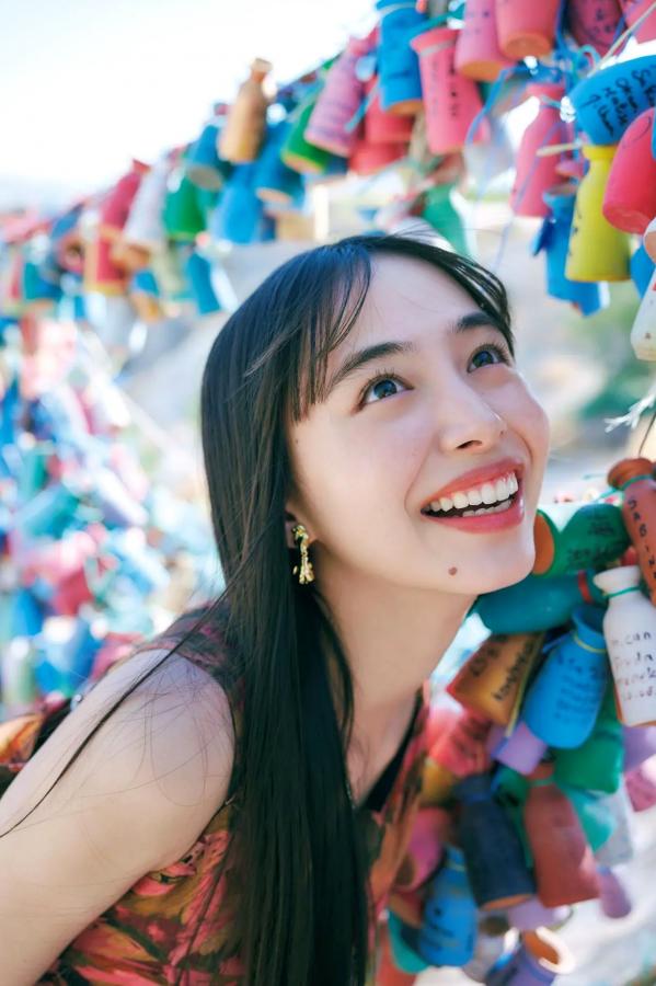 井桁弘恵  井桁弘恵《つかのま》写真：性感私房卧房与清新户外高挑美腿大片第15张图片