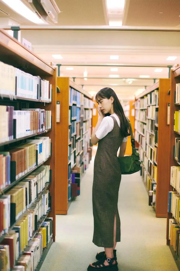 井桁弘恵  井桁弘恵《つかのま》写真：性感私房卧房与清新户外高挑美腿大片第16张图片