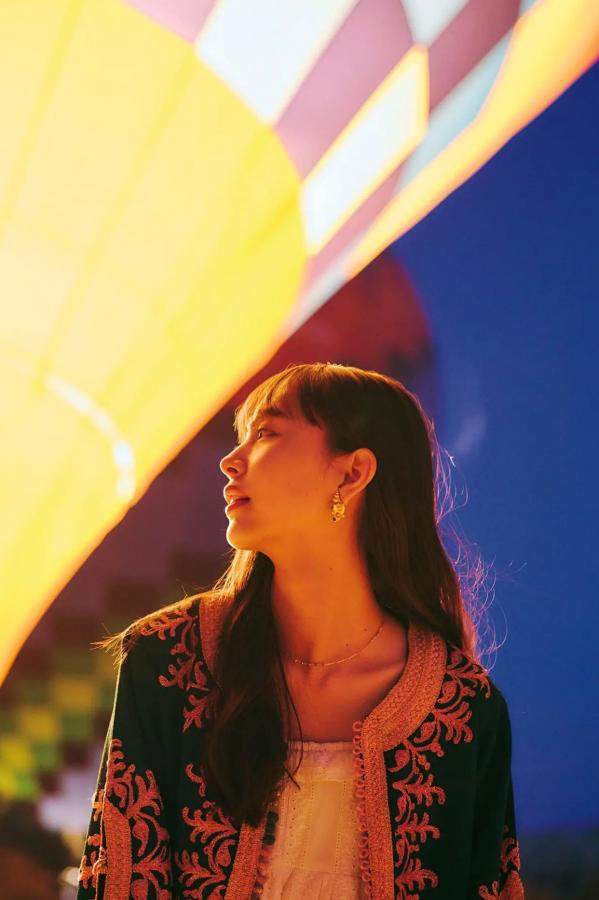 井桁弘恵  井桁弘恵《つかのま》写真：性感私房卧房与清新户外高挑美腿大片第17张图片