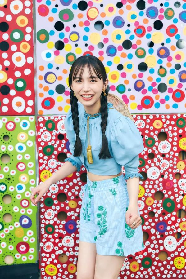 井桁弘恵  井桁弘恵《つかのま》写真：性感私房卧房与清新户外高挑美腿大片第19张图片