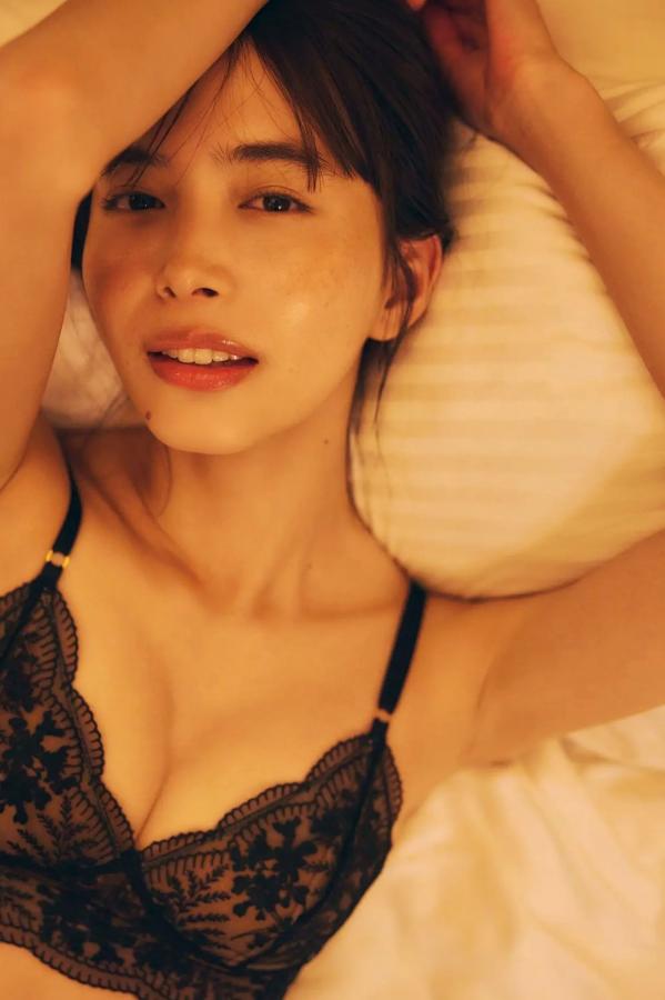 井桁弘恵  井桁弘恵《つかのま》写真：性感私房卧房与清新户外高挑美腿大片第20张图片