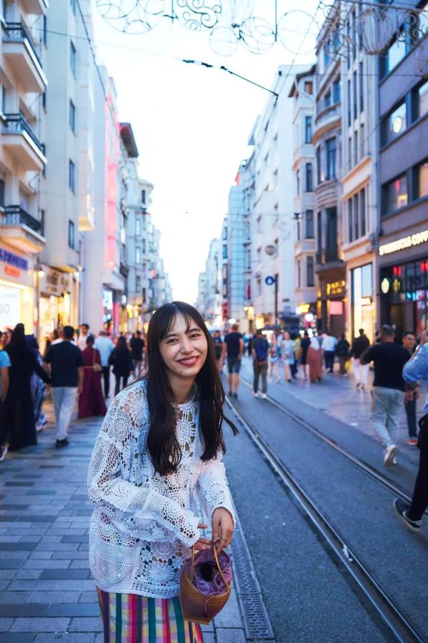 井桁弘恵  井桁弘恵《つかのま》写真：性感私房卧房与清新户外高挑美腿大片第21张图片