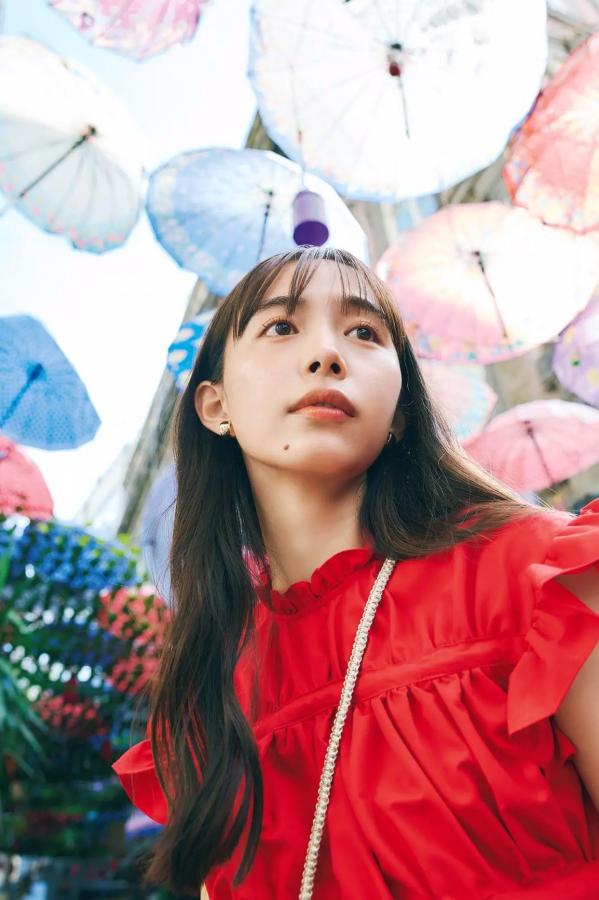 井桁弘恵  井桁弘恵《つかのま》写真：性感私房卧房与清新户外高挑美腿大片第25张图片