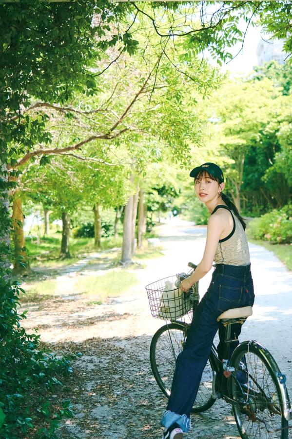 井桁弘恵  井桁弘恵《つかのま》写真：性感私房卧房与清新户外高挑美腿大片第26张图片