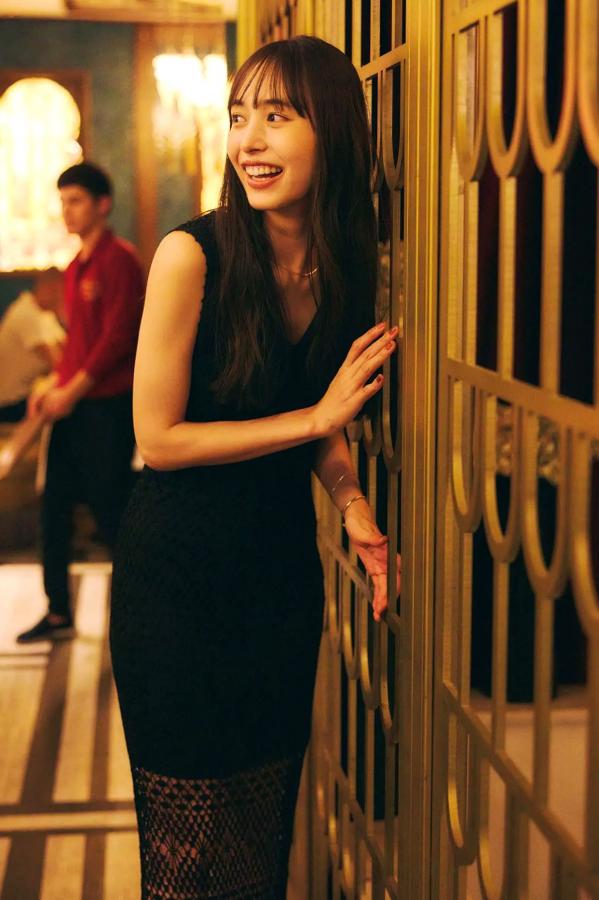 井桁弘恵  井桁弘恵《つかのま》写真：性感私房卧房与清新户外高挑美腿大片第28张图片