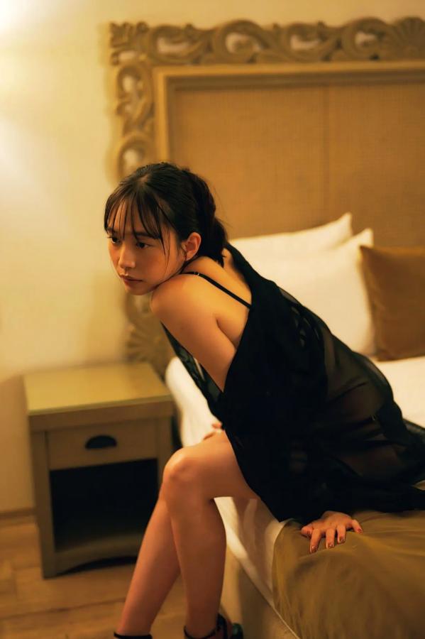 井桁弘恵  井桁弘恵《つかのま》写真：性感私房卧房与清新户外高挑美腿大片第31张图片