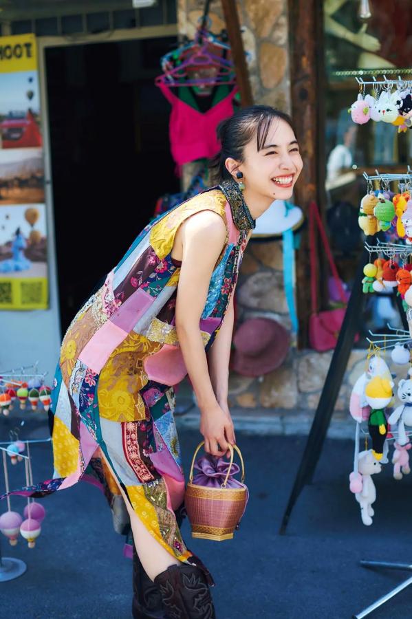 井桁弘恵  井桁弘恵《つかのま》写真：性感私房卧房与清新户外高挑美腿大片第36张图片