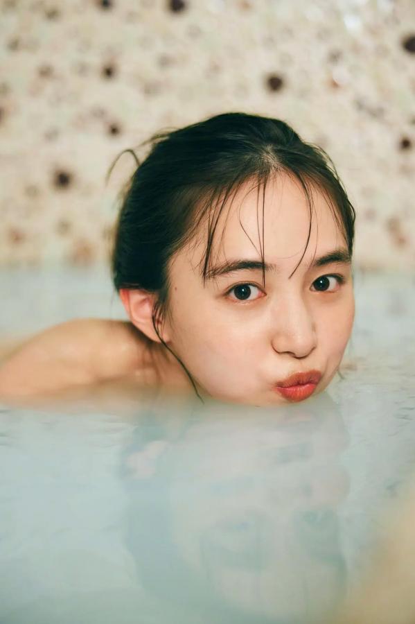 井桁弘恵  井桁弘恵《つかのま》写真：性感私房卧房与清新户外高挑美腿大片第37张图片