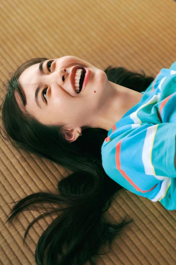 井桁弘恵  井桁弘恵《つかのま》写真：性感私房卧房与清新户外高挑美腿大片第39张图片