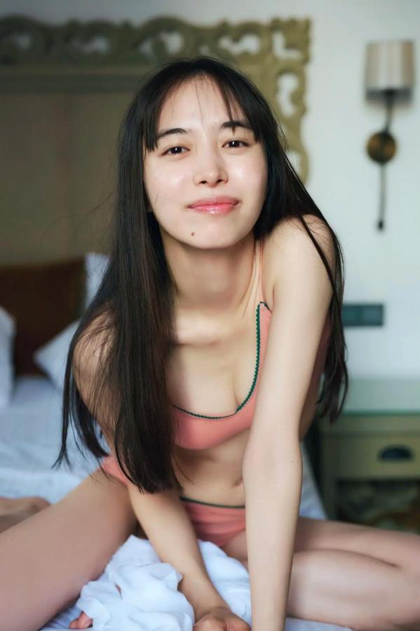 井桁弘恵  井桁弘恵《つかのま》写真：性感私房卧房与清新户外高挑美腿大片第40张图片