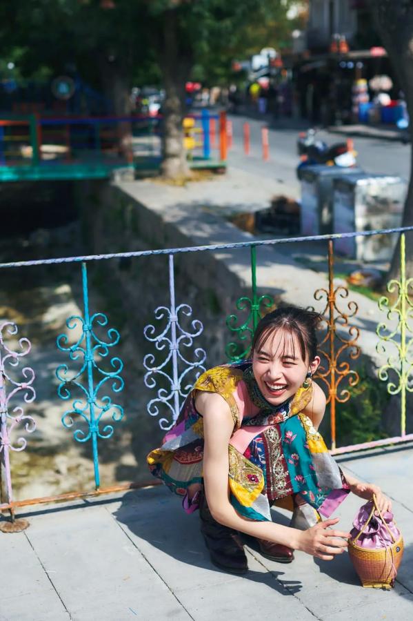 井桁弘恵  井桁弘恵《つかのま》写真：性感私房卧房与清新户外高挑美腿大片第42张图片