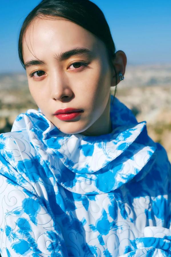 井桁弘恵  井桁弘恵《つかのま》写真：性感私房卧房与清新户外高挑美腿大片第43张图片