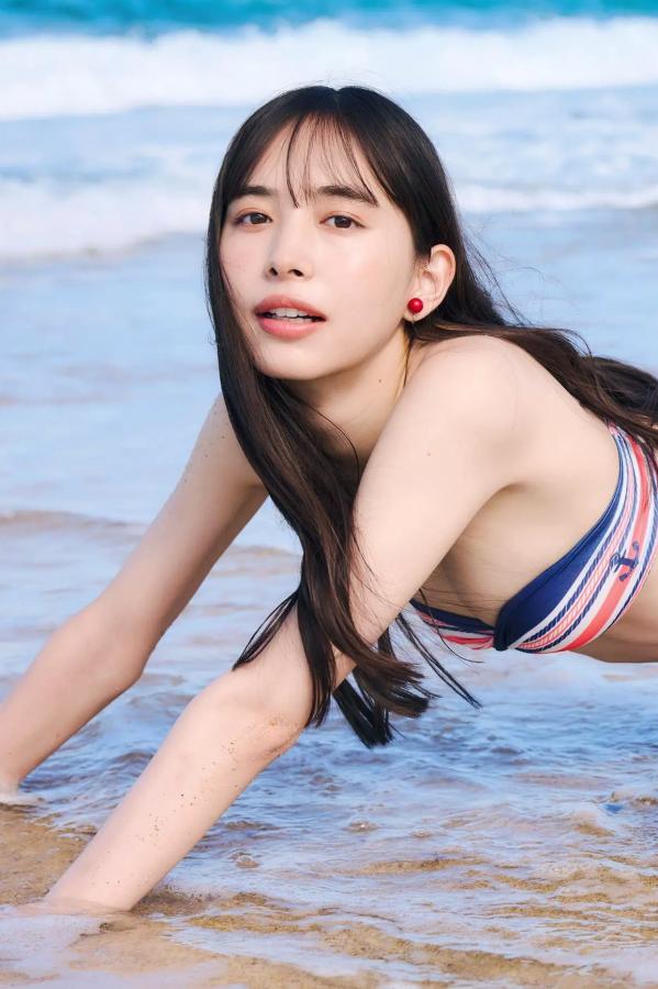 井桁弘恵  井桁弘恵《つかのま》写真：性感私房卧房与清新户外高挑美腿大片第49张图片