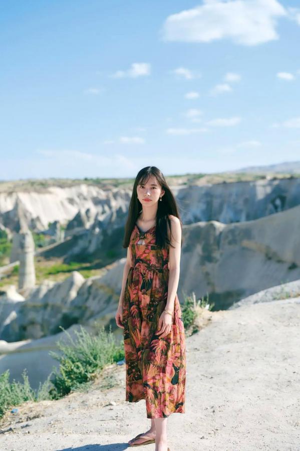 井桁弘恵  井桁弘恵《つかのま》写真：性感私房卧房与清新户外高挑美腿大片第55张图片