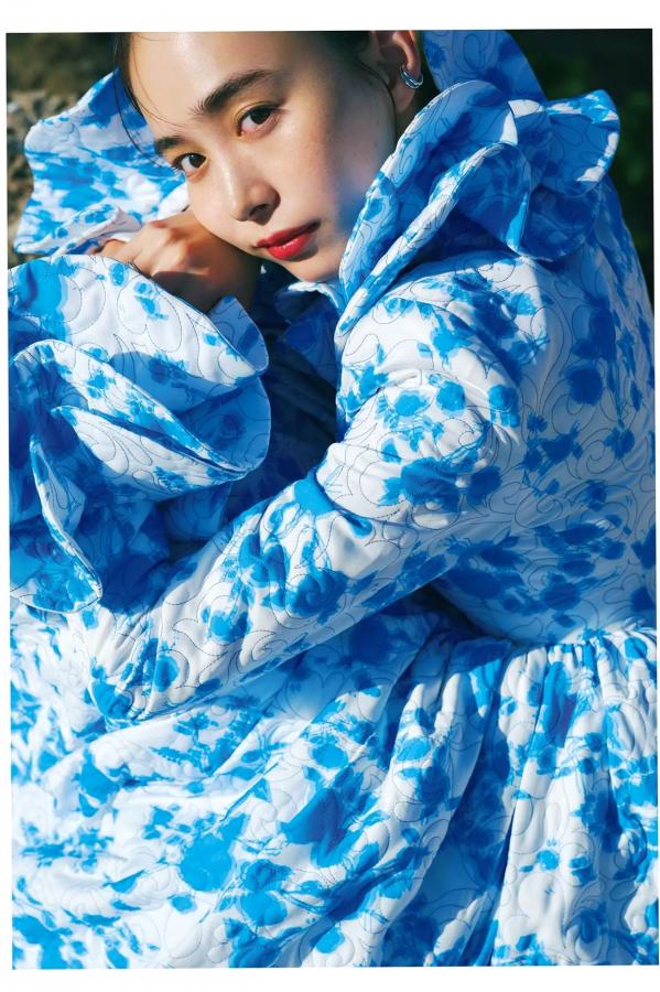井桁弘恵  井桁弘恵《つかのま》写真：性感私房卧房与清新户外高挑美腿大片第57张图片