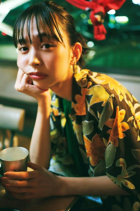 井桁弘恵  井桁弘恵《つかのま》写真：性感私房卧房与清新户外高挑美腿大片第61张图片