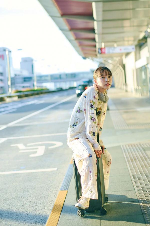 井桁弘恵  井桁弘恵《つかのま》写真：性感私房卧房与清新户外高挑美腿大片第62张图片