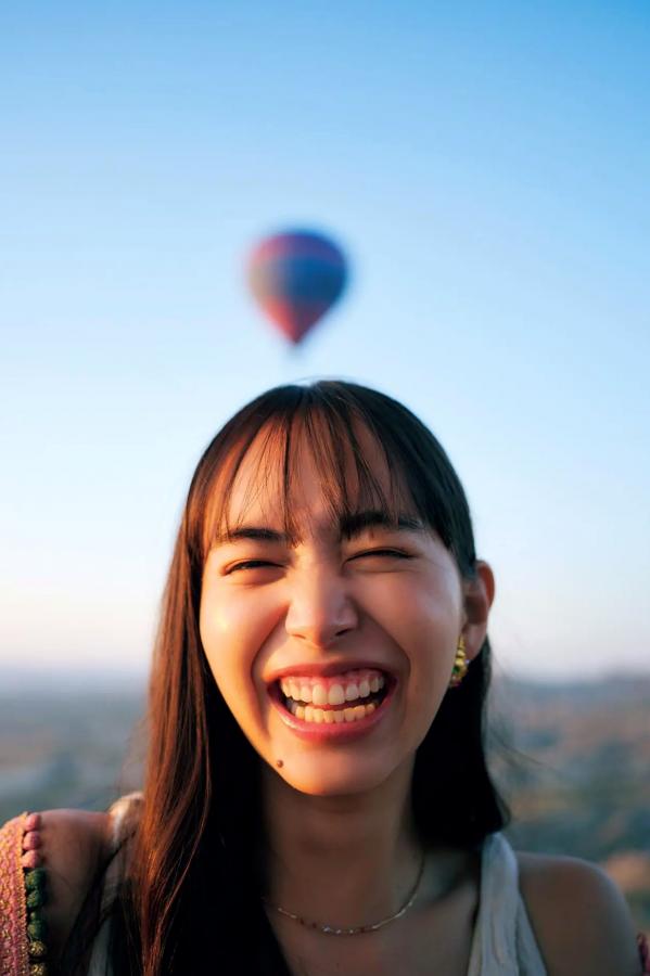 井桁弘恵  井桁弘恵《つかのま》写真：性感私房卧房与清新户外高挑美腿大片第68张图片