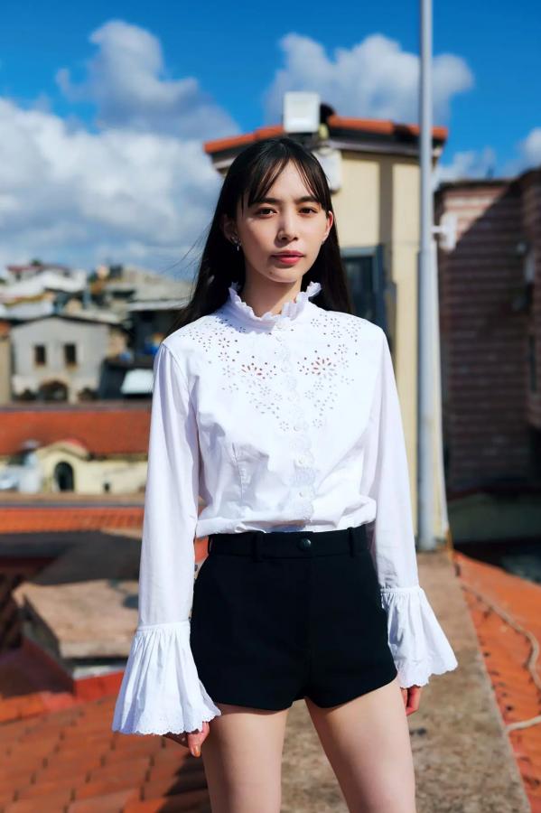 井桁弘恵  井桁弘恵《つかのま》写真：性感私房卧房与清新户外高挑美腿大片第71张图片