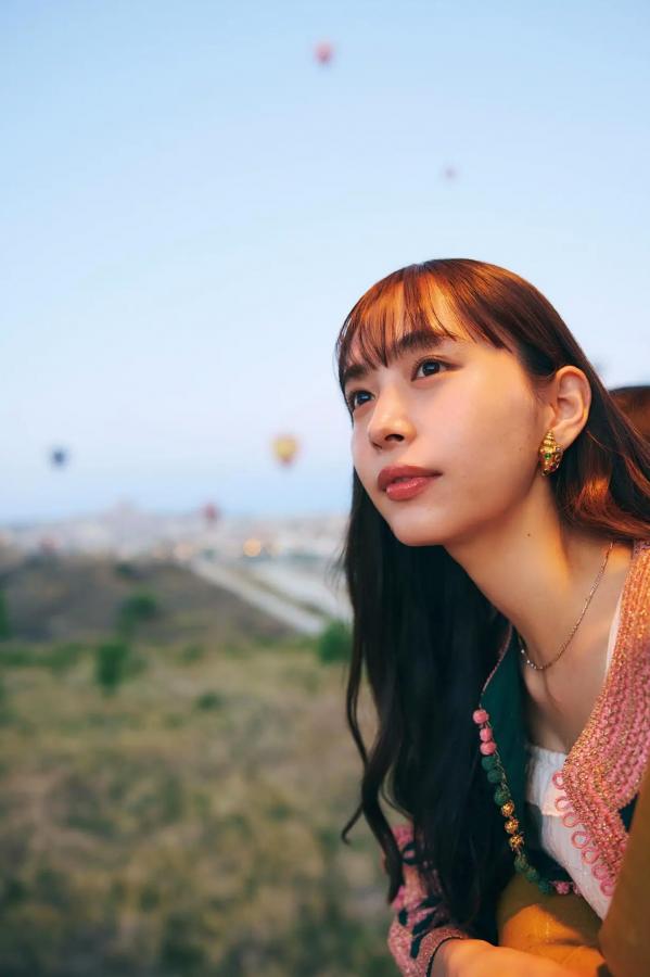 井桁弘恵  井桁弘恵《つかのま》写真：性感私房卧房与清新户外高挑美腿大片第73张图片
