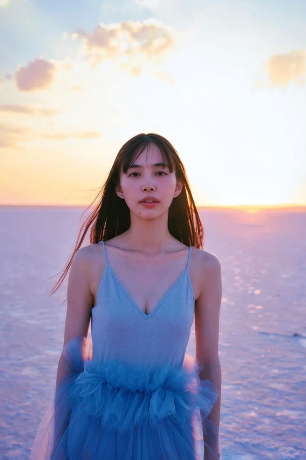 井桁弘恵  井桁弘恵《つかのま》写真：性感私房卧房与清新户外高挑美腿大片第77张图片