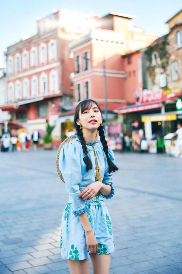 井桁弘恵  井桁弘恵《つかのま》写真：性感私房卧房与清新户外高挑美腿大片第80张图片