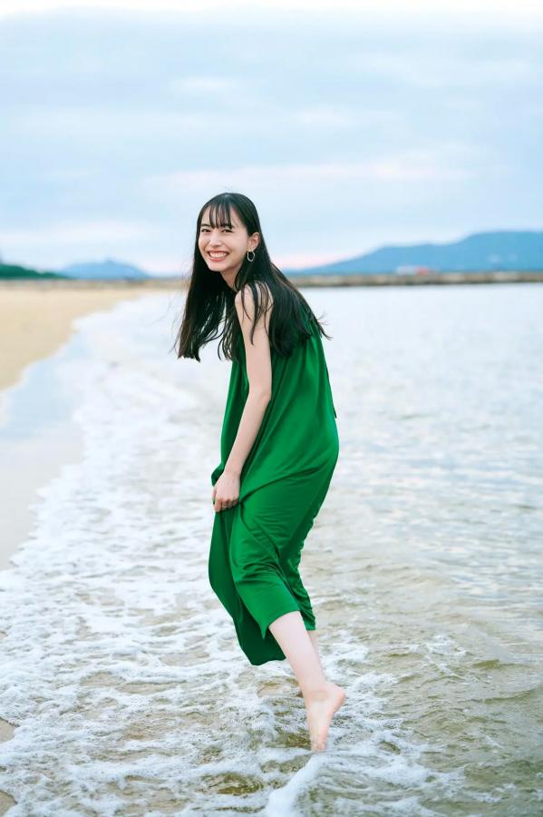 井桁弘恵  井桁弘恵《つかのま》写真：性感私房卧房与清新户外高挑美腿大片第86张图片