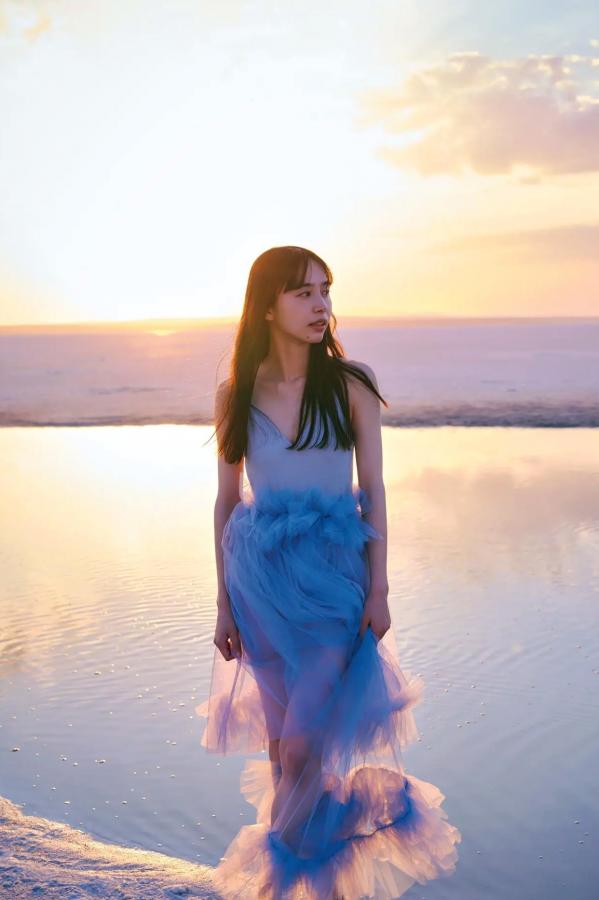 井桁弘恵  井桁弘恵《つかのま》写真：性感私房卧房与清新户外高挑美腿大片第87张图片