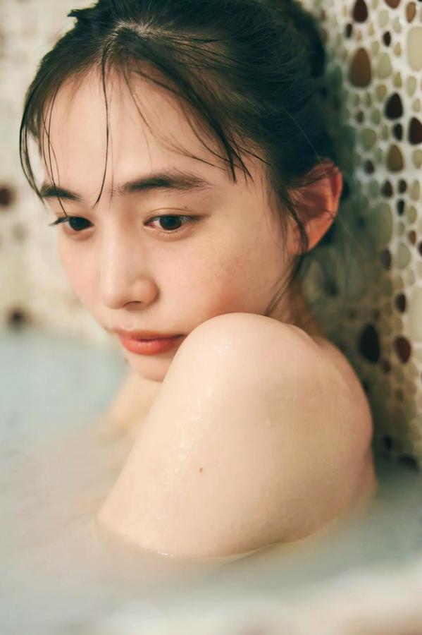 井桁弘恵  井桁弘恵《つかのま》写真：性感私房卧房与清新户外高挑美腿大片第88张图片