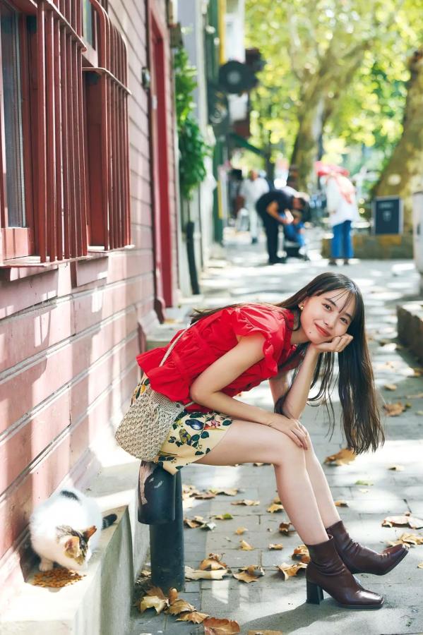 井桁弘恵  井桁弘恵《つかのま》写真：性感私房卧房与清新户外高挑美腿大片第93张图片