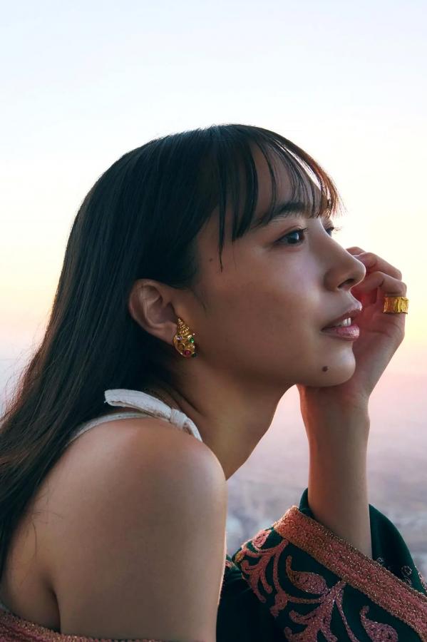 井桁弘恵  井桁弘恵《つかのま》写真：性感私房卧房与清新户外高挑美腿大片第94张图片