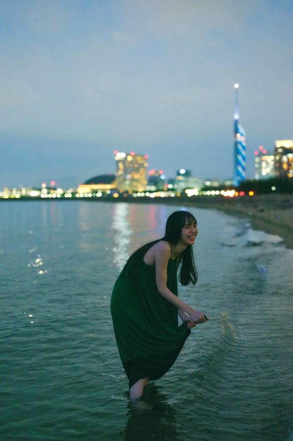井桁弘恵  井桁弘恵《つかのま》写真：性感私房卧房与清新户外高挑美腿大片第97张图片