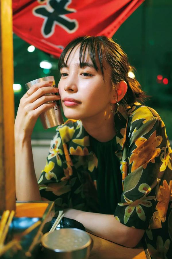 井桁弘恵  井桁弘恵《つかのま》写真：性感私房卧房与清新户外高挑美腿大片第100张图片