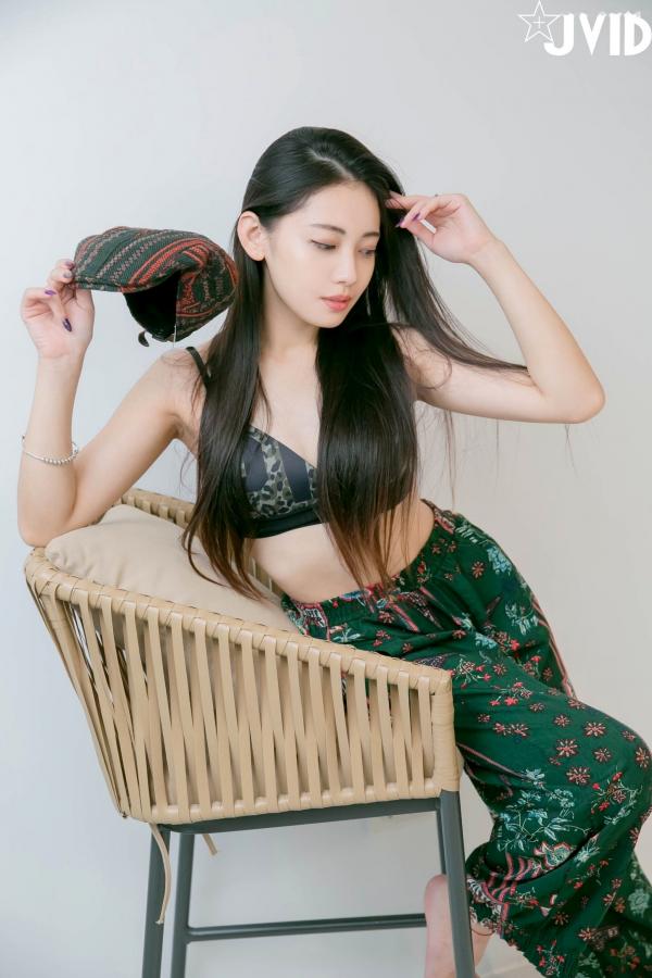 夏暮光 Sun咩咩  JVID-夏暮光-私底下穿著就讓人喜歡的性格美女_卧室极品私房大尺度写真_慵懒性感诱惑第13张图片