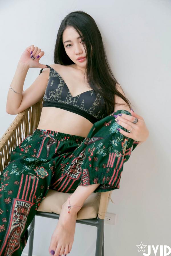 夏暮光 Sun咩咩  JVID-夏暮光-私底下穿著就讓人喜歡的性格美女_卧室极品私房大尺度写真_慵懒性感诱惑第16张图片
