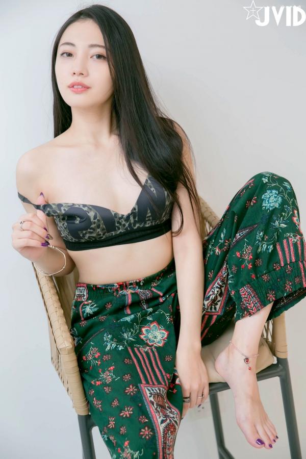 夏暮光 Sun咩咩  JVID-夏暮光-私底下穿著就讓人喜歡的性格美女_卧室极品私房大尺度写真_慵懒性感诱惑第18张图片