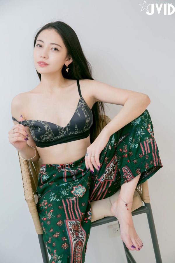 夏暮光 Sun咩咩  JVID-夏暮光-私底下穿著就讓人喜歡的性格美女_卧室极品私房大尺度写真_慵懒性感诱惑第19张图片