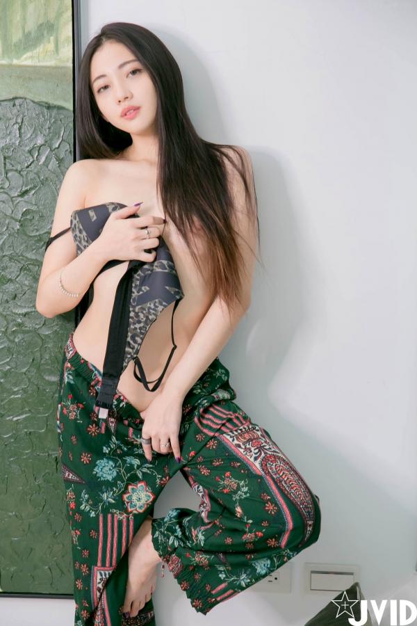 夏暮光 Sun咩咩  JVID-夏暮光-私底下穿著就讓人喜歡的性格美女_卧室极品私房大尺度写真_慵懒性感诱惑第33张图片
