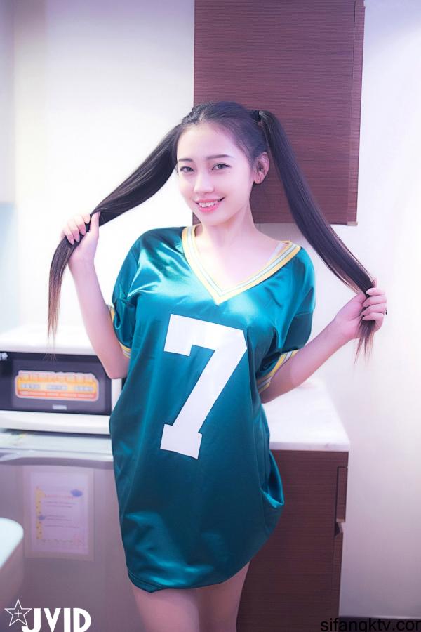 夏暮光 Sun咩咩  JVID-夏暮光-清纯双马尾卧室私房写真-运动内衣纯欲诱惑-传说中感乳萝莉美女-2022.02.09第2张图片