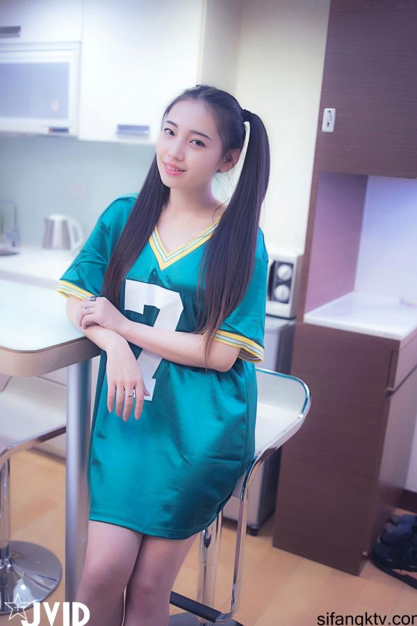 夏暮光 Sun咩咩  JVID-夏暮光-清纯双马尾卧室私房写真-运动内衣纯欲诱惑-传说中感乳萝莉美女-2022.02.09第3张图片