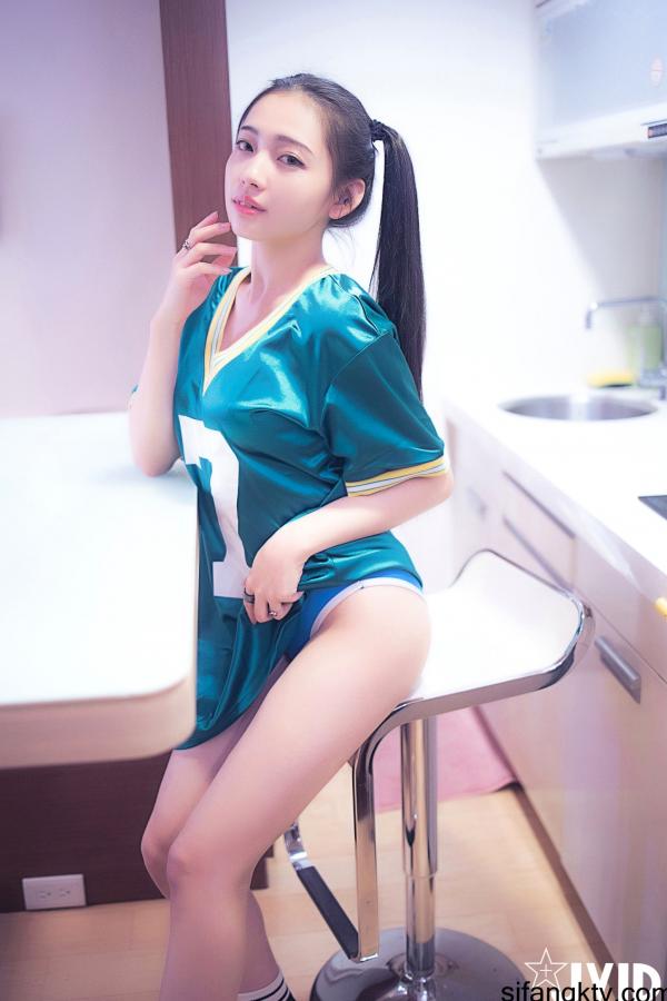 夏暮光 Sun咩咩  JVID-夏暮光-清纯双马尾卧室私房写真-运动内衣纯欲诱惑-传说中感乳萝莉美女-2022.02.09第14张图片