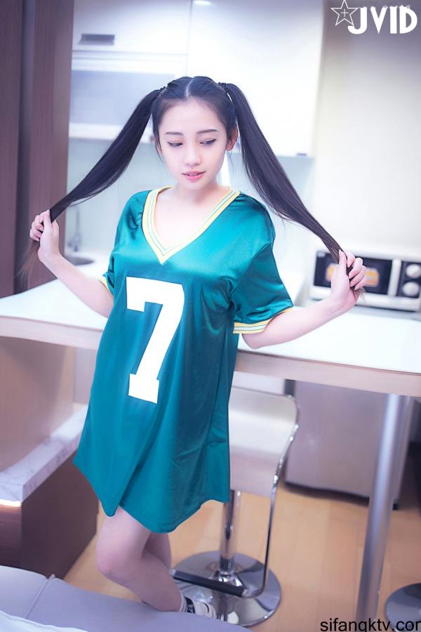 夏暮光 Sun咩咩  JVID-夏暮光-清纯双马尾卧室私房写真-运动内衣纯欲诱惑-传说中感乳萝莉美女-2022.02.09第16张图片