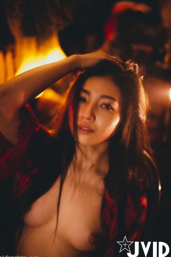 夏暮光 Sun咩咩  JVID夏暮光暗黑氛围写真《欲望之奴》：首本上空挑战，冷艳叛逆尽显大尺度诱惑之美第31张图片