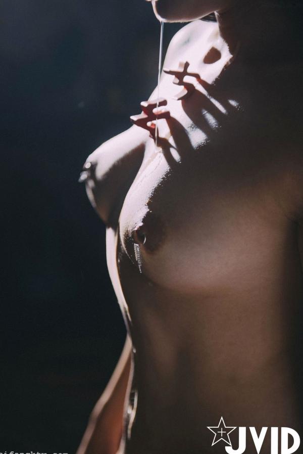 夏暮光 Sun咩咩  JVID-夏暮光《老師-教教我好嗎》月刊写真23：绝美身材与个性纹身，艺术光影下的诱惑教师角色扮演，大尺度私房写真集第4张图片
