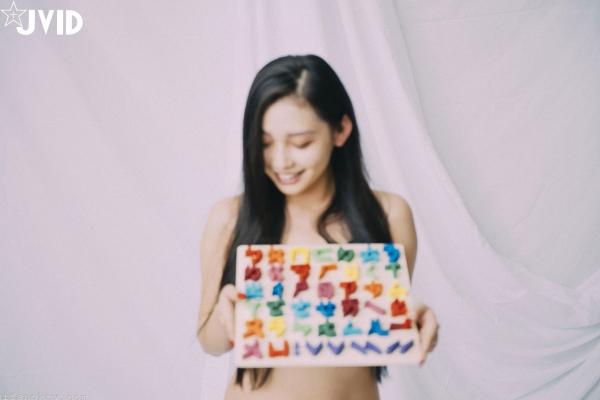 夏暮光 Sun咩咩  JVID-夏暮光《老師-教教我好嗎》月刊写真23：绝美身材与个性纹身，艺术光影下的诱惑教师角色扮演，大尺度私房写真集第5张图片