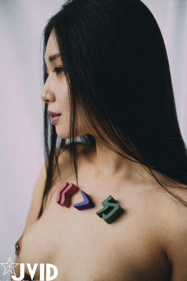 夏暮光 Sun咩咩  JVID-夏暮光《老師-教教我好嗎》月刊写真23：绝美身材与个性纹身，艺术光影下的诱惑教师角色扮演，大尺度私房写真集第10张图片